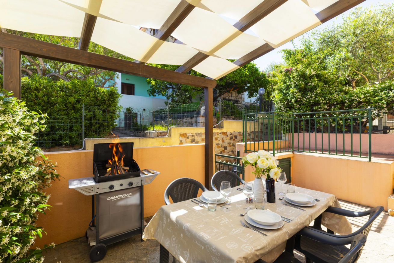 [Tanaunella] giardino con BBQ | Mare 3 min — foto 2 di 8